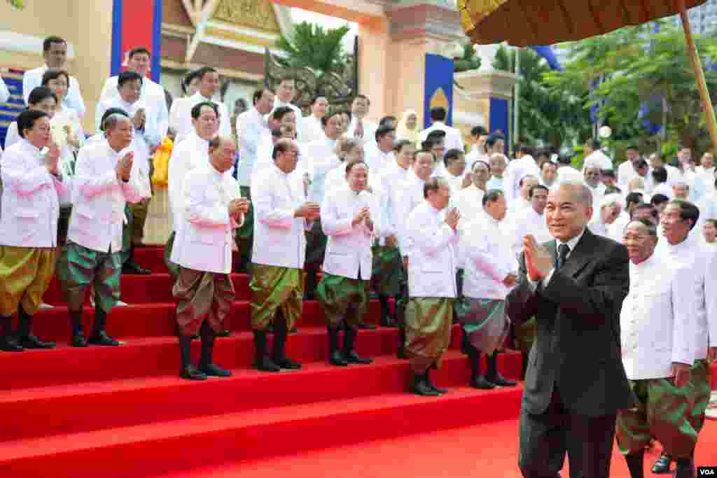 ព្រះមហាក្សត្រ ព្រះករុណា ព្រះបាទ នរោត្តម សីហមុនី បានយាងចេញពីរដ្ឋសភាជាតិកម្ពុជានៅព្រឹកថ្ងៃពុធនេះ បន្ទាប់ពីសម័យប្រជុំពេញអង្គលើកទី១ នីតិកាលទី៦ ដែលមានតែក្រុមតំណាងរាស្រ្តរបស់គណបក្សប្រជាជនកម្ពុជាបានបញ្ចប់ នៅព្រឹកថ្ងៃពុធទី០៥ កញ្ញា ឆ្នាំ ២០១៨។។ (ទុំ ម្លិះ/VOA)