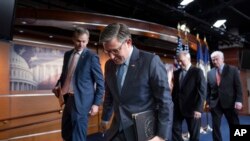Presidente da Câmara dos Representantes, Mike Johnson, abandona uma conferência de imprensa após ter apresentado a sua versão final de um projeto de lei provisório pendente ao seu grupo de trabalho, no Capitólio, em Washington, terça-feira, 17 de dezembro de 2024.