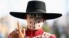 Ilustrasi seorang influencer gaya Nigeria, Angel Obasi, 24, berpose untuk berfoto dengan masker dengan warna senada dengan pakaiannya, Lagos, Nigeria 14 Mei 2020. (Foto: Reuters/Temilade Adelaja )