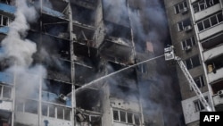 В Міністерстві юстиції України повідомили, що реєстр спершу прийматиме заяви фізичних осіб, які втратили житло в результаті російської війни. Фото від 7 лютого 2024 року: будівля в Києві постраждала від російської ракетної атаки 