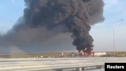 На фото із соцмереж - дим піднімається від пожежі на нафтобазі в Астахові, Ростовська область, Росія, 28 серпня 2024 року. Social Media/via REUTERS