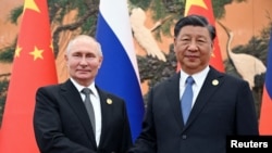Президент Росії Володимир Путін тисне руку голові Китаю Сі Цзіньпіну під час зустрічі на форумі «Один пояс, один шлях» у Пекіні, Китай, 18 жовтня 2023 року. Sputnik/Сергій Гунєєв/REUTERS