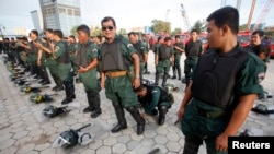 Riot police officers attend a training session ahead of demonstrations in central Phnom Penh October 21, 2013. The training session on Monday was conducted ahead of a non-violent protest by the Cambodia National Rescue Party (CNRP), that is scheduled to take place on October 23 to 25.