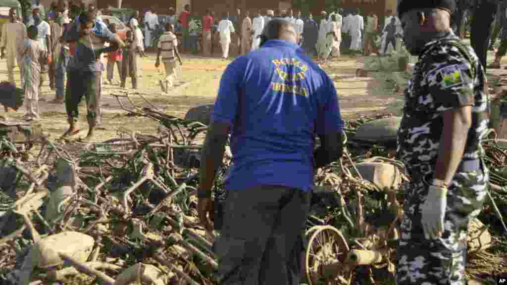 La police nigeriane inspecte le lieu d'une explosion à Kano, au Nigeria, samedi 29 novembre, 2014. 