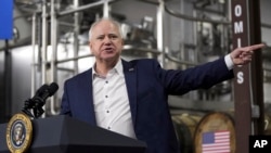FILE - Gubernur Tim Walz, berpidato di hadapan Presiden Joe Biden di Earth Rider Brewery, Superior, Wisconsin, 25 Januari 2024. Laporan media AS mengatakan, pada 6 Agustus 2024, Wakil Presiden Kamala Harris telah memilihnya sebagai calon wakil presidennya.