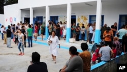 Les électeurs font la queue devant un bureau de vote lors du premier tour de l'élection présidentielle, à La Marsa, près de Tunis, en Tunisie, le 15 septembre 2019.