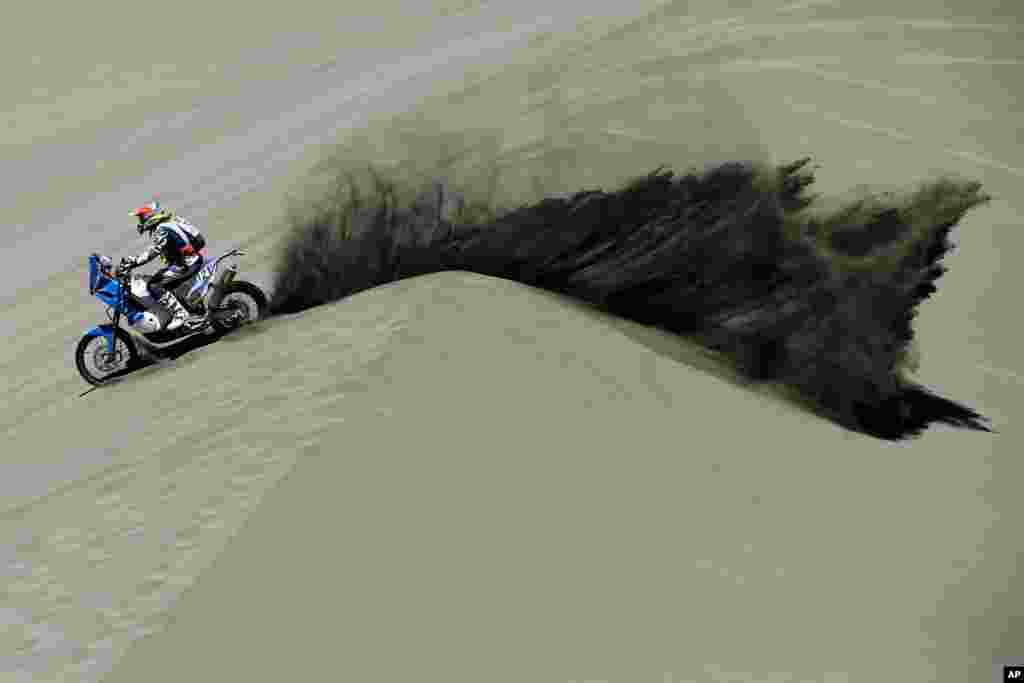 Pebalap motor Australia, Mark Davidson ngebut melewati bukit pasir dalam lomba reli di kota San Rafael, Argentina.