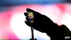 nggris menjadi negara pertama yang menyetujui vaksin COVID-19 yang menarget virus corona varian asli dan omicron. (Foto: Ilustrasi/AFP)