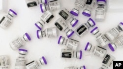 Pfizer presentó los primeros resultados de un estudio en 10.000 personas para argumentar que es el momento de ampliar la campaña de refuerzo. [Foto de archivo]