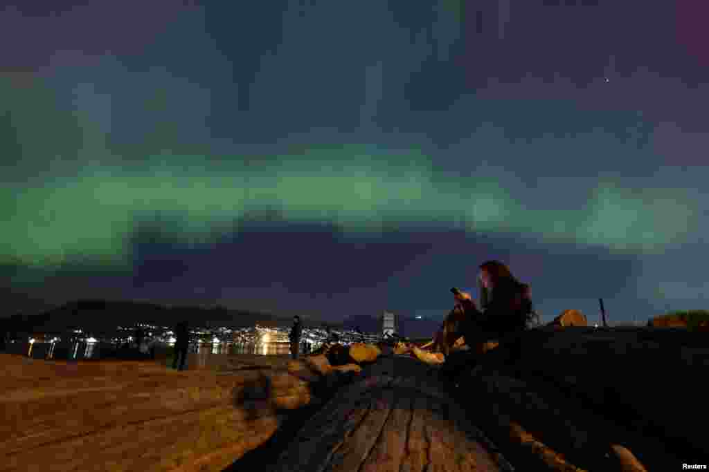 Como resultado de la eyección de masa coronal sobre el Sol, las auroras boreales iluminaron el cielo de Jericho Beach en Vancouver, Canadá. Muchas personas se acercaron a la playa para retratar un cielo tintado de tonos verdes, violetas y rosados.