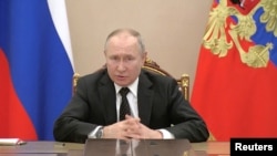 Presiden Rusia Vladimir Putin berbicara di Moskow, Minggu (27/2). 