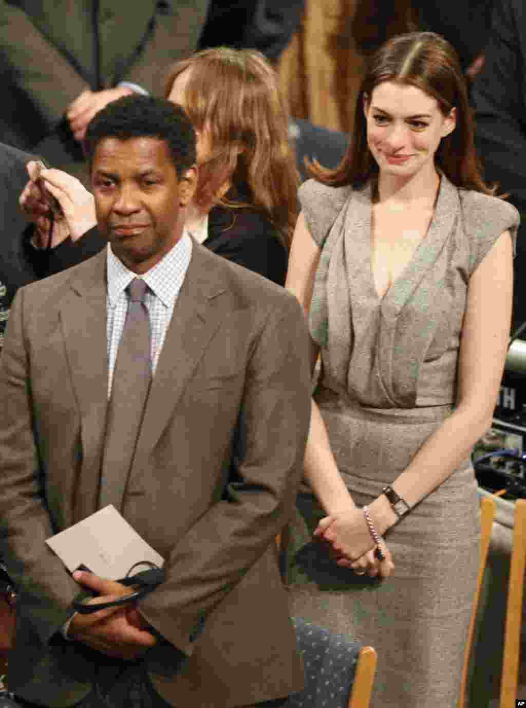荷里活影星丹澤爾·華盛頓(Denzel Washington)和安妮·海瑟威(Anne Hathaway)參加諾貝爾和平獎為劉曉波頒獎典禮(2010年12月10日)。他們將主持第二天的諾貝爾和平獎音樂會。