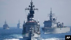 日本海上自衛隊的護衛艦在東京南部相模灣附近水域巡邏。（2015年10月18日）