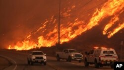 นักผจญเพลิงตรวจสอบไฟป่า Hughes Fire บริเวณทะเลสาบแคสเทค ในแคลิฟอร์เนีย 22 ม.ค. 2025 (AP Photo/Marcio Jose Sanchez)
