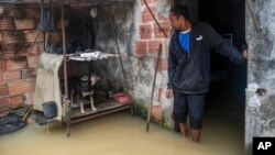 Nicelio Gonçalves muestra su casa inundada tras fuertes lluvias en Duque de Caxias, Brasil, el domingo 24 de marzo de 2024.