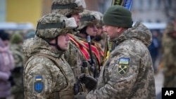 Головнокомандувач Збройних Сил України Валерій Залужний (праворуч) розмовляє з офіцером під час пам'ятних заходів з нагоди річниці російсько-української війни, Київ, Україна, п'ятниця, 24 лютого 2023 р. (Президент України Пресслужба/AP)