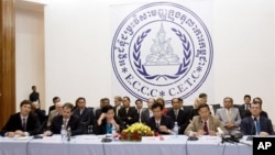Cambodian and foreigners judges and prosecutors sit during a press conference inside the court hall of Khmer Rouge Tribunal headquarters in Phnom Penh, file photo.