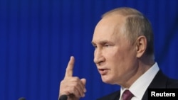 Presiden Rusia Vladimir Putin menyampaikan pidato pada Pertemuan Tahunan Klub Diskusi Valdai ke-19 di Moskow, Rusia, 27 Oktober 2022. (Foto: Sputnik/Mikhail Metze via Reuters)