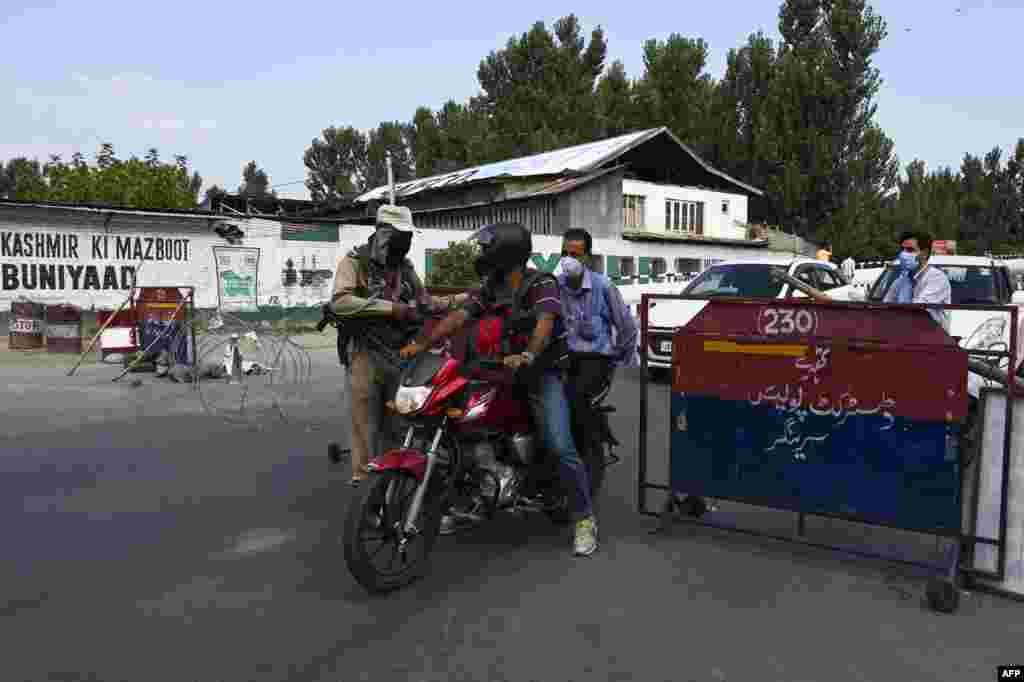 اس اقدام سے قبل بھارتی حکومت نے پانچ اگست کو ہی کشمیر میں سخت کرفیو نافذ کیا تھا۔ لاک ڈاؤن اور کرفیو کی سخت پابندیاں بھارت کے زیرِ انتظام کشمیر میں کئی مہینوں تک جاری رہی تھیں۔