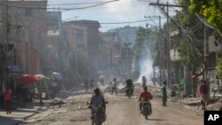 Varias personas viajan en motocicletas por una calle en Puerto Príncipe, Haití, el lunes 12 de agosto de 2024.