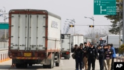 South Korean vehicles turn back after they were refused for entry to North Korea's city of Kaesong, at the customs, immigration and quarantine office in Paju, South Korea, near the border village of Panmunjom, April 3, 2013.