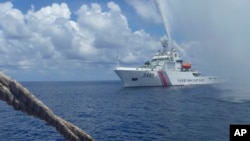 2015年9月23日中國海警隊員在南海黃岩島附近與菲律賓漁民對峙。