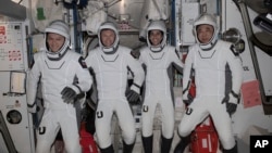 En esta imagen sin fecha proporcionada por la NASA, cuatro tripulantes de la expedición 70 posan en sus trajes de presión para el regreso a la Tierra a bordo de la nave Endurance, un modelo Dragon de Space X. Los cuatro procedentes de diferentes países regresan a la tierra.