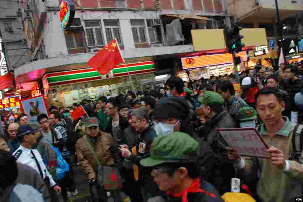 約100名響應「(真心)愛國愛黨大遊行」,有示威者高舉中國國旗