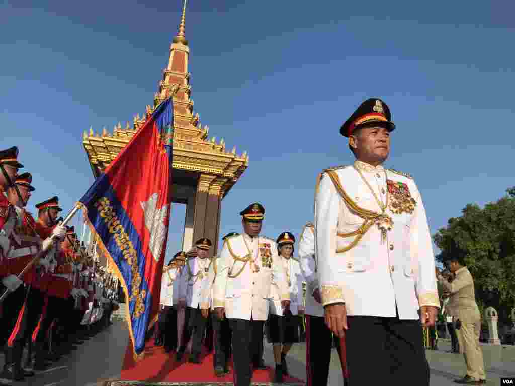 នាយឧត្តមសេនីយ៍ វង្ស ពិសេន អគ្គមេបញ្ជាការកងយុទ្ធពលខេមរភូមិន្ទ ចូលរួមពិធីរំឭកខួបប្រាំពីរឆ្នាំនៃការសោយទិវង្គតរបស់អតីតព្រះមហាក្សត្រព្រះបាទ នរោត្តម សីហនុ នៅថ្ងៃទី១៥ ខែតុលា ឆ្នាំ២០១៩ ក្នុងរាជធានីភ្នំពេញ។ (ហ៊ុល រស្មី/VOA)