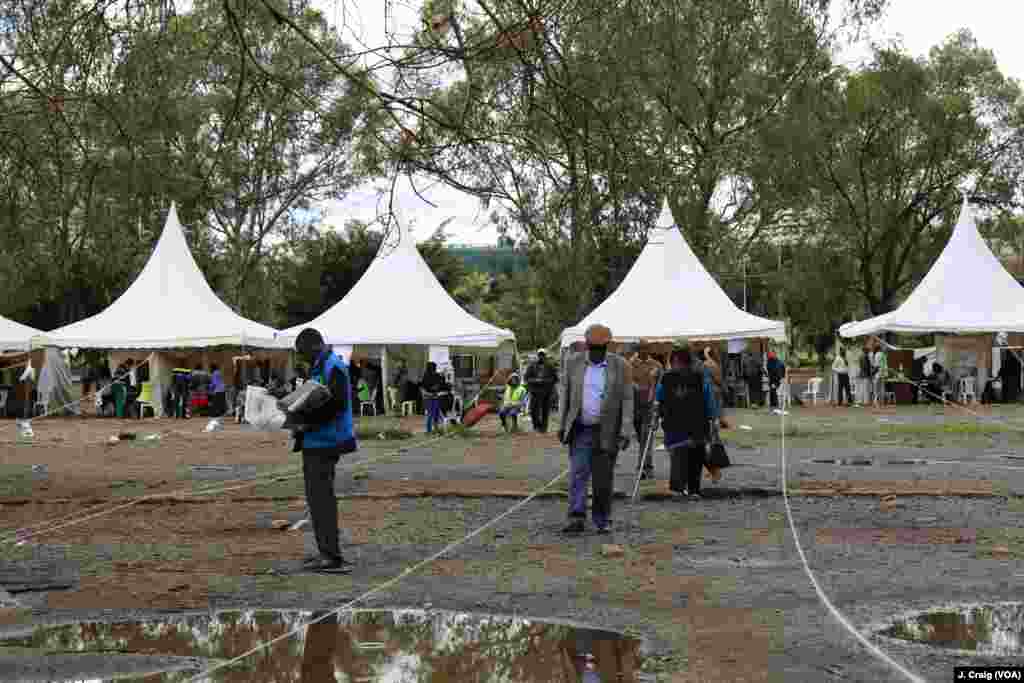 Voters leave sparse polling station in central Nairobi during Kenya’s second presidential election, Oct. 26, 2017.