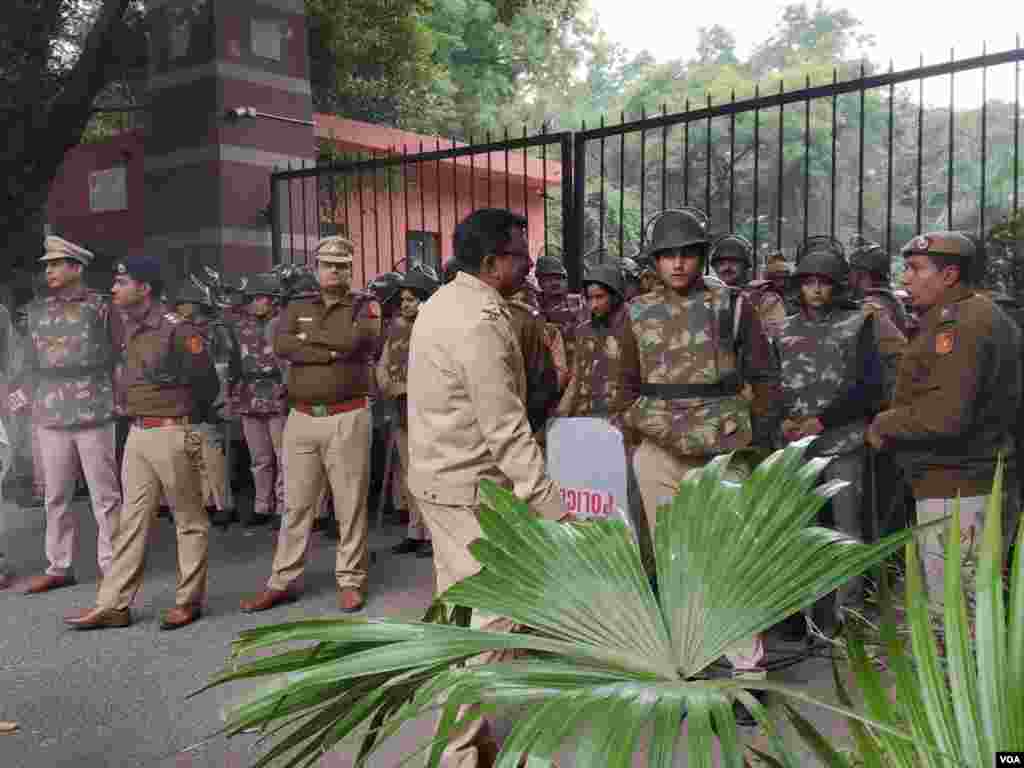 طلبہ پر تشدد کے واقعے کے بعد حزب اختلاف کی جماعتوں کی جانب سے دہلی پولیس اور حکمراں جماعت پر بھی سخت تنقید کی جا رہی ہے۔