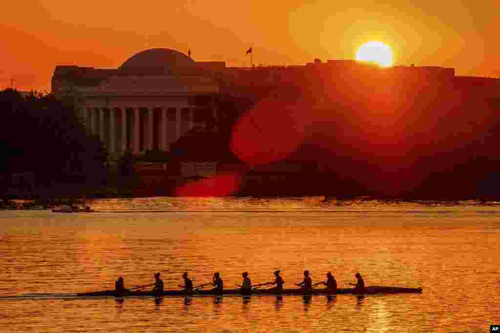 ប្រជាជនចែវទូកលើទន្លេ Potomac ខណដែលព្រះអាទិត្យរះនៅទីរំឮកវិញ្ញាណក្ខន្ធ Jefferson Memorial ក្នុងរដ្ឋធានីវ៉ាស៊ីនតោន។