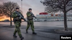 Vojnici patroliraju lukom Visby, usred pojačanih tenzija između NATO-a i Rusije oko Ukrajine, na švedskom ostrvu Gotland, Švedska, 13. januara 2022.