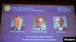 John Goodenough (AS), Stanley Whittingham (Inggris) dan Akira Yoshino (Jepang) dianugerahi hadiah Nobel Kimia di Stockholm, Swedia, 9 Oktober 2019.