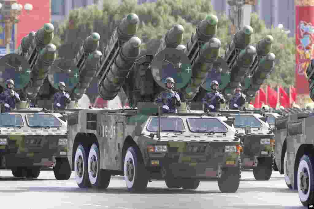 2009年10月1日,北京举行庆祝中华人民共和国成立60周年阅兵。北京军区司令员房峰辉是总指挥。房峰辉是胡锦涛的爱将,受到胡锦涛的倚重。