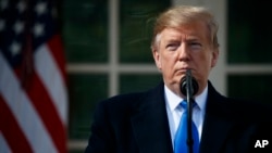 美国总统特朗普在白宫玫瑰园的一场活动上发表讲话，宣布进入国家紧急状态，以便筹款在美墨边境建墙。(2019年2月15日）