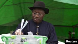 Nigeria's President Goodluck Jonathan casts his ballot in his ward at Otuoke, Bayelsa state, March 28, 2015. 
