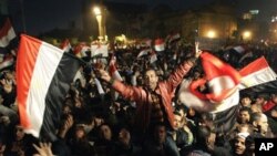 Comemorações no Cairo contrastam com tensão em Argel e Sana