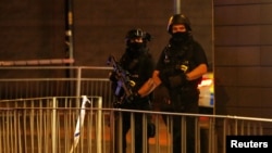 武装警察站在英格兰北部的曼彻斯特美国流行歌星阿丽亚娜·格兰德音乐会现场旁(2017年5月23日)