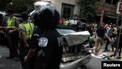 Premiers secours autour d’un véhicule qui a foncé sur un groupe de manifestants lors d’un rassemblement à Charlottesville, Virginie, 11 août 2017.