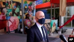 En esta fotografía del 25 de mayo de 2021, el secretario de Seguridad Nacional Alejandro Mayorkas habla con los medios de comunicación afuera del Centro Cultural Little Haiti en Miami.