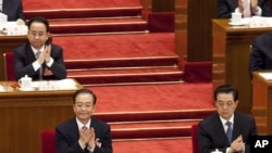 2012年3月11日，胡锦涛的忠实助理令计划(左上角)坐在离胡不远的位置出席全国人大会议。几天后，据称他的儿子带裸女飙车出事丧生。