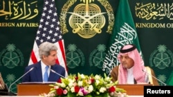 El secretario Kerry junto al ministro de Exteriores saudí, Saud bin Faisal bin Abdulaziz al-Saud, en Riad.