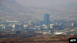 지난 2019년 한국의 비무장지대 남측에서 바라본 개성공단. (자료사진)