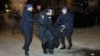 Policijaci odnose povređenog kolegu ispred tadašnje zgrade američke ambasade u Beogradu, 17. februara 2008. (Foto: AP/Darko Vojinović)