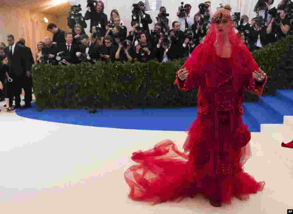美国著名歌手凯蒂·佩芮(Katy Perry) 参加在纽约大都会博物馆举办的时装馆慈善晚会,庆祝"中间的艺术"展览开幕。(2017年5月1日)