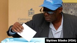 Um homem vota nas eleições gerais em Luanda. 31 de Agosto 2012