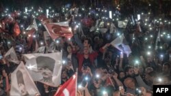 Supporters of Istanbul Mayor Ekrem Imamoglu wave flags as they take part in a protest against the re-run of the Istanbul mayoral election in Istanbul, May 6, 2019. 