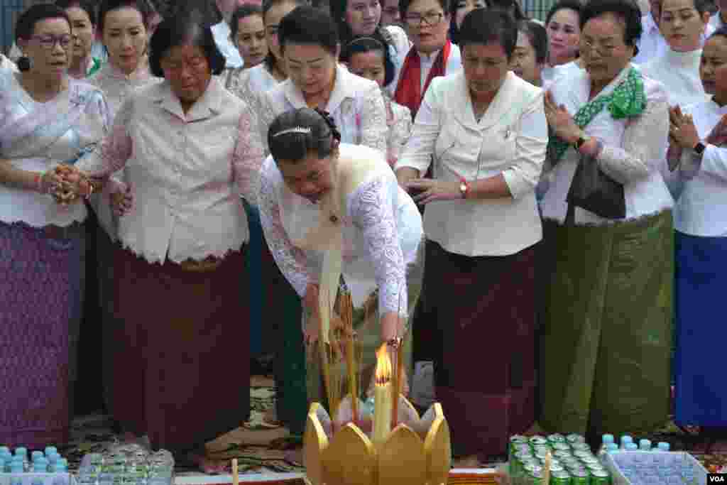 លោកស្រីម៉ែន សំអន រដ្ឋមន្រ្តីក្រសួងទំនាក់ទំនងជាមួយរដ្ឋសភា ព្រឹទ្ធសភា និងអធិការកិច្ចចូលរួមក្នុងពិធីបង្សុកូលនៅមន្ទីរស-២១ ក្នុងរាជធានីភ្នំពេញ កាលពីថ្ងៃព្រហស្បតិ៍ ទី០៤ ខែតុលា ឆ្នាំ២០១៨។ (ណឹម សុភ័ក្រ្តបញ្ញា/VOA)