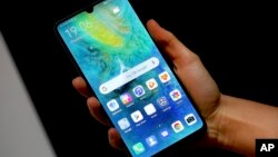 Зловживання комерційним шпигунським програмним забезпеченням дозволяє зловмисникам отримати доступ та стежити за діяльністю користувачів в мобільному телефоні чи в комп'ютері. Фото: Michael Sohn/AP